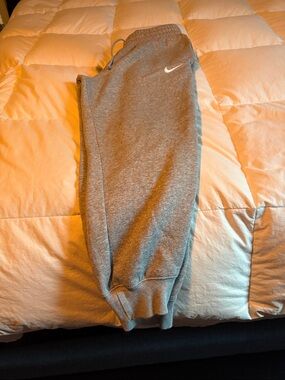 Women’s petite Nike sweat pant excellent condition with pockets